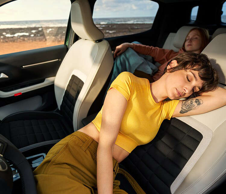Жінка спить на задньому сидінні у салоні Citroën C3 Aircross