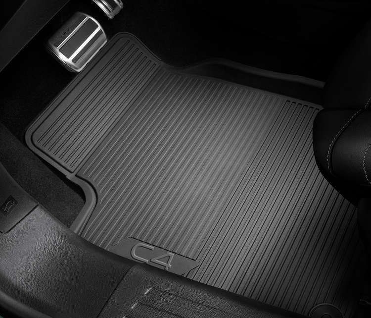 Гумовий килимок на підлозі у салоні Citroën C4