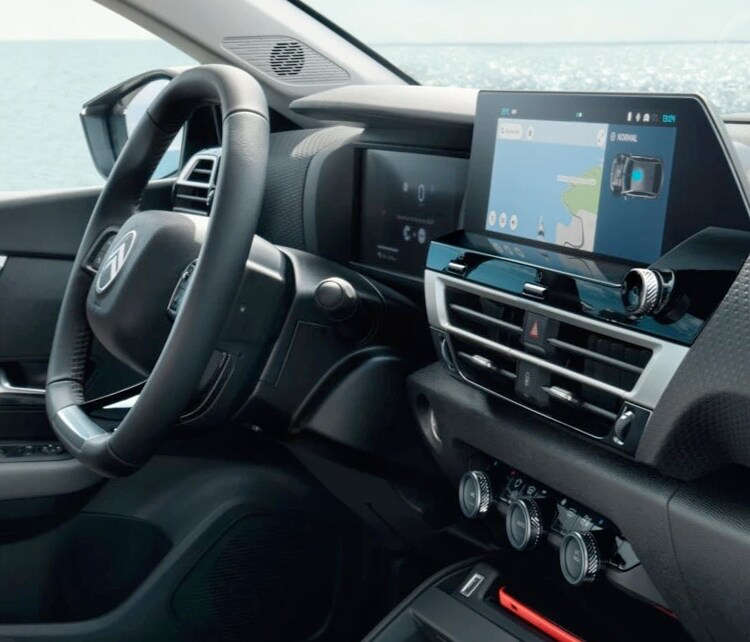 Місце водія у салоні Citroën C4, 7-дюймовий дисплей на передній панелі