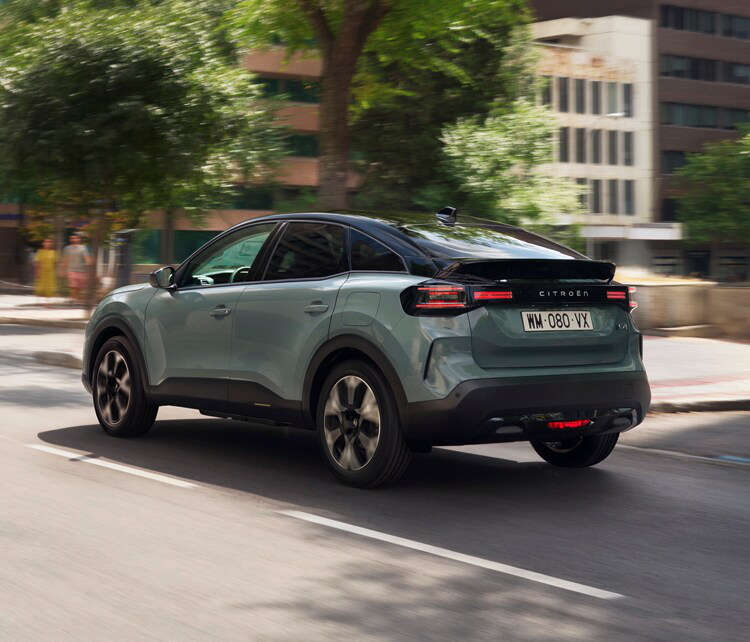 Citroën C4 їде по вулиці