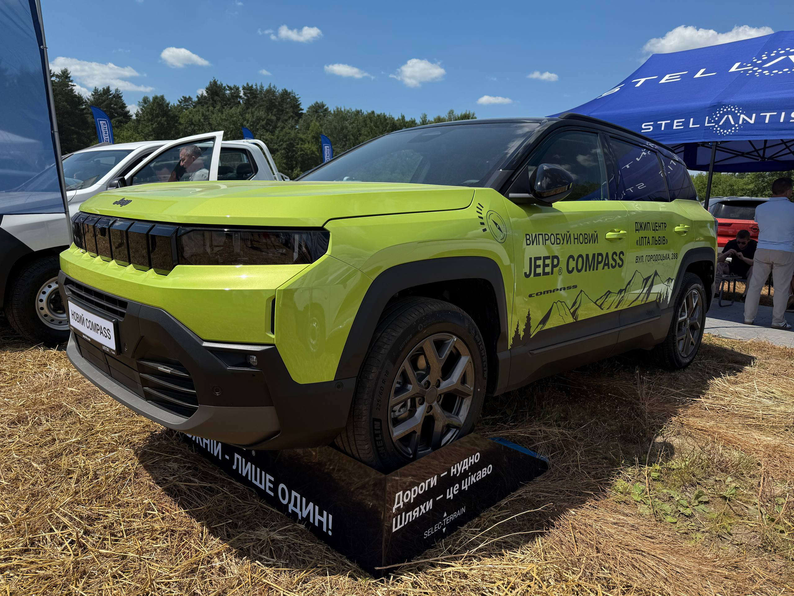 Jeep Compass e-Hybrid зеленого кольору, вигляд спереду з правого боку