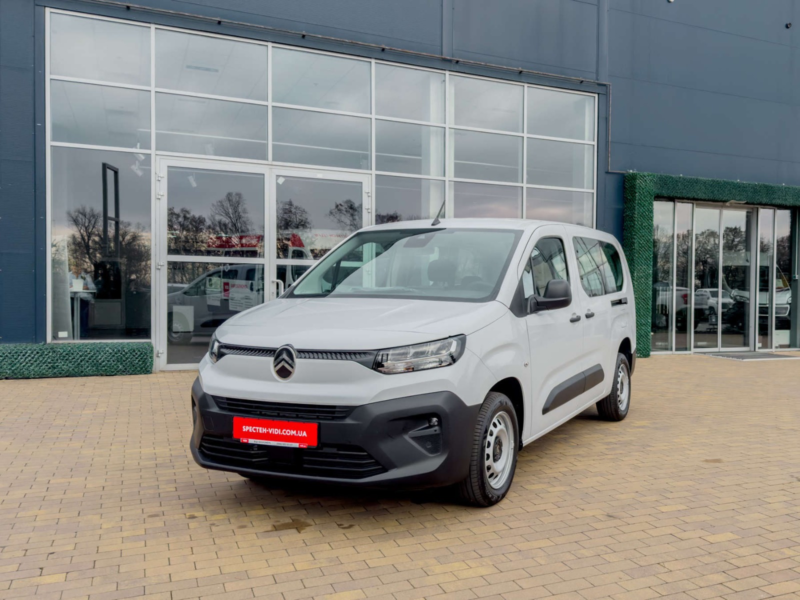 Переобладнаний CITROЁN Berlingo, вигляд спереду з лівого боку