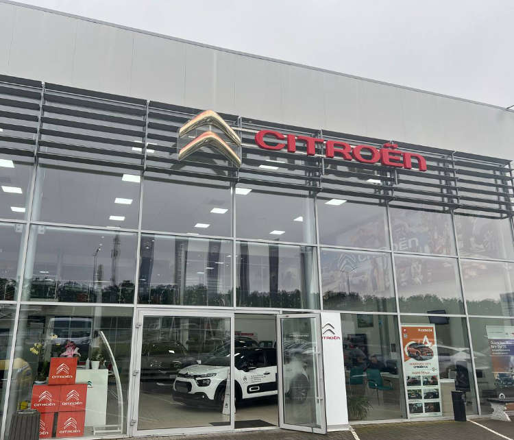 Фасад автосалону Citroën «Автоцентр Поділля» у Вінниці